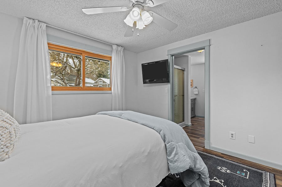 Bedroom 3: Queen Size bed with bathroom ensuite & walk-in closet 