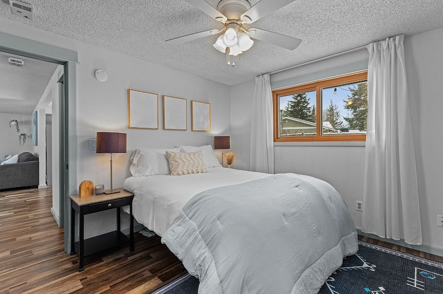 Primary bed: Queen size bed, walk in closet & ensuite bathroom/double sinks