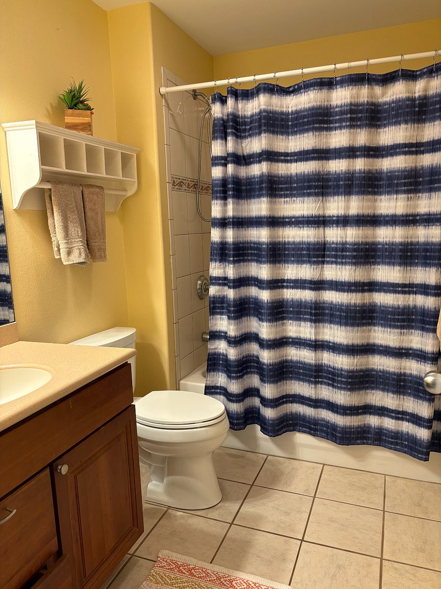 bathroom with tub/shower