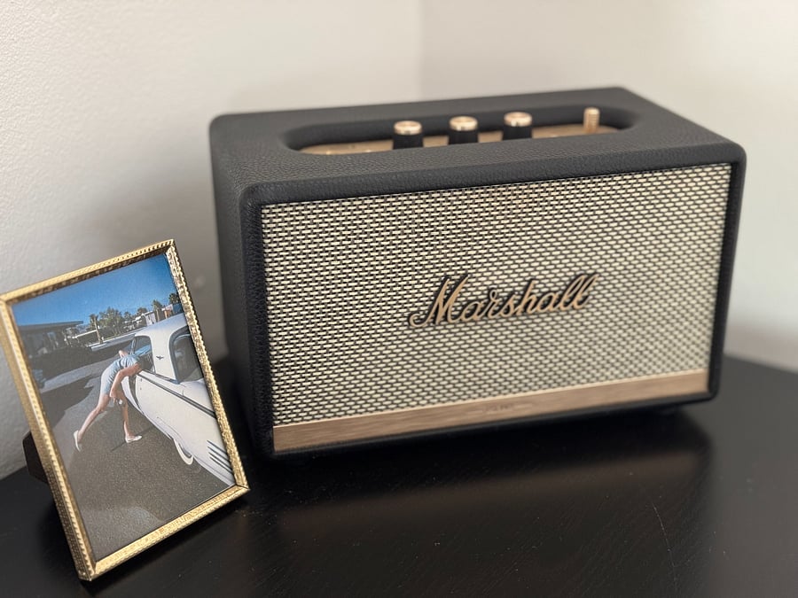 Connect to the vintage-style Marshall amp for incredible sound.