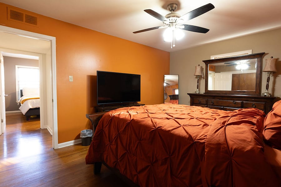 Bedroom 2
+Queen Bed
+40 inch TV
+Dresser
+Closet