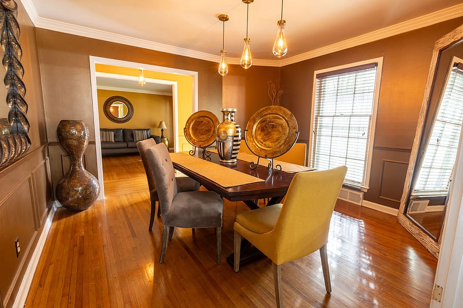 +Dining room seats 6