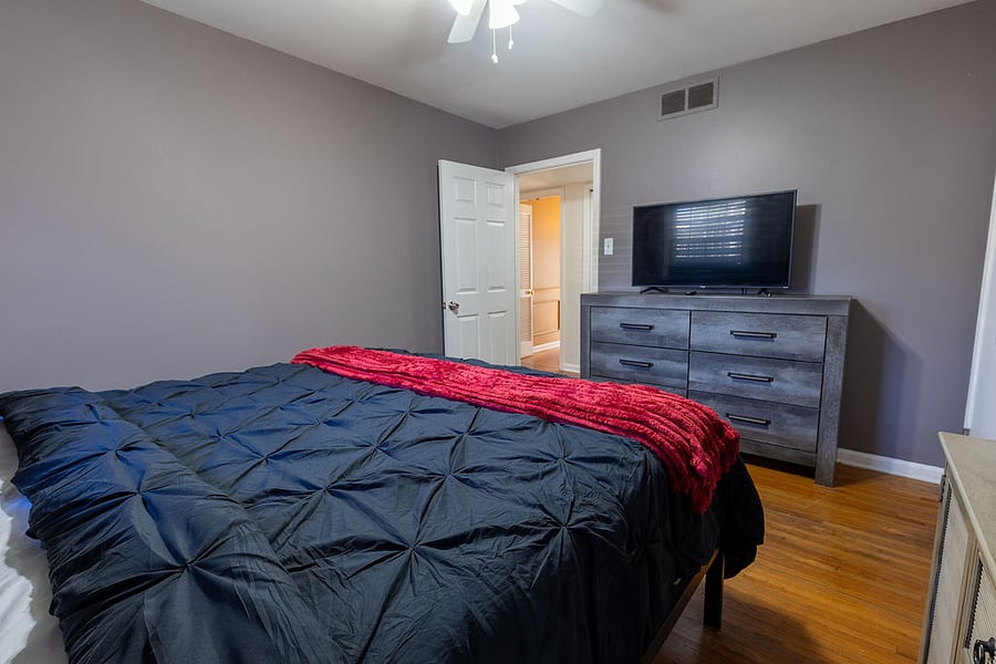 Bedroom 1
+King bed
+40 Inch TV
+Ceiling fan
+Closet
+Dresser