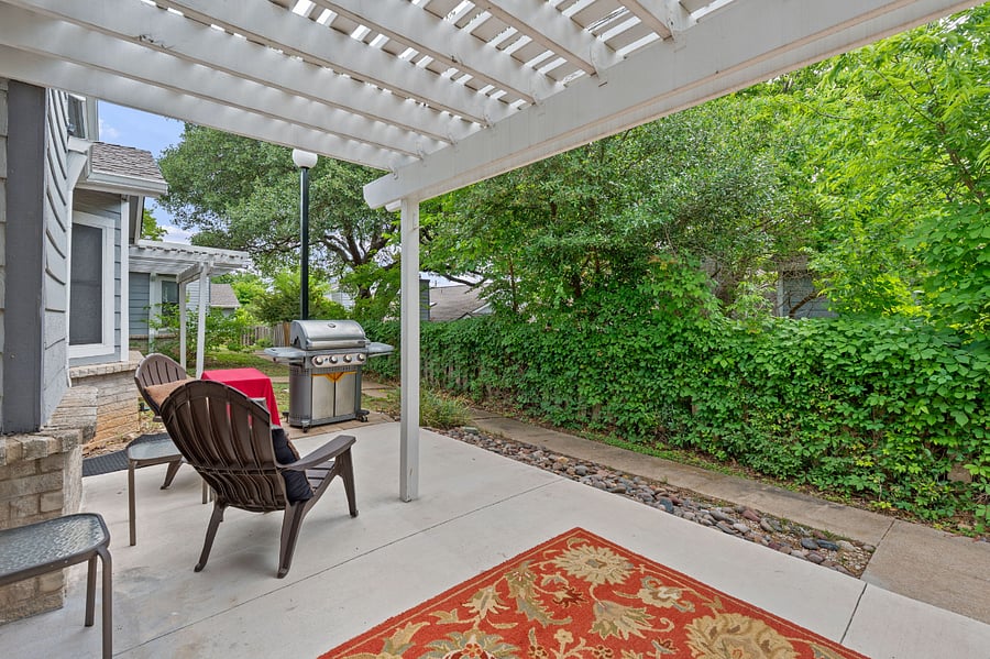 Because of the green vegetation blocking the neighbors below, there is a lot of privacy on the back patio.