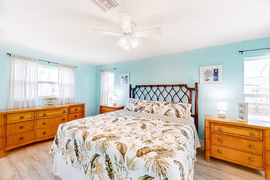 Primary en-suite with king bed
