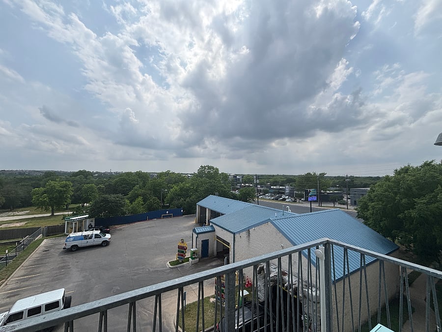 Unobstructed 180 degree view of South Austin.  Great for watching fireworks across the horizon on New Years and July 4th !!!