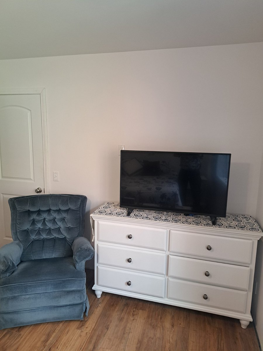 Large Bedroom with recliner and 42" smart TV with Fast WiFi throughout the home