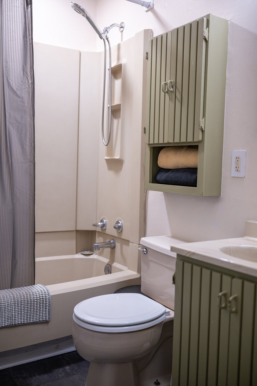 Upstairs Bathroom with fully stocked towels and TP