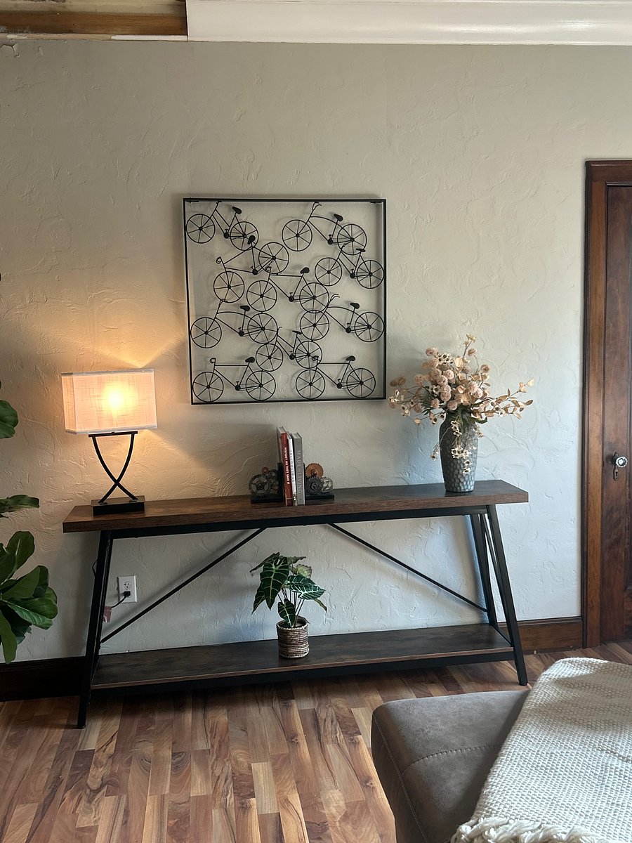 Sofa table with simple decor in the living room. 