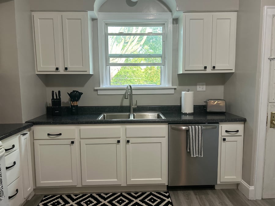 Host your next holiday and enjoy a large kitchen that has been completely renovated! 
