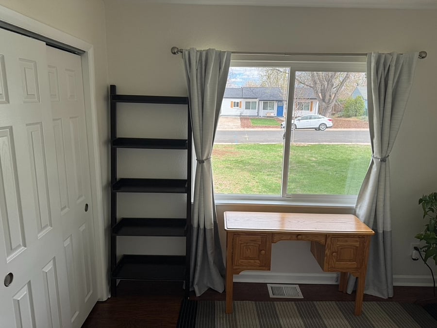 Guest Room - Queen Bed