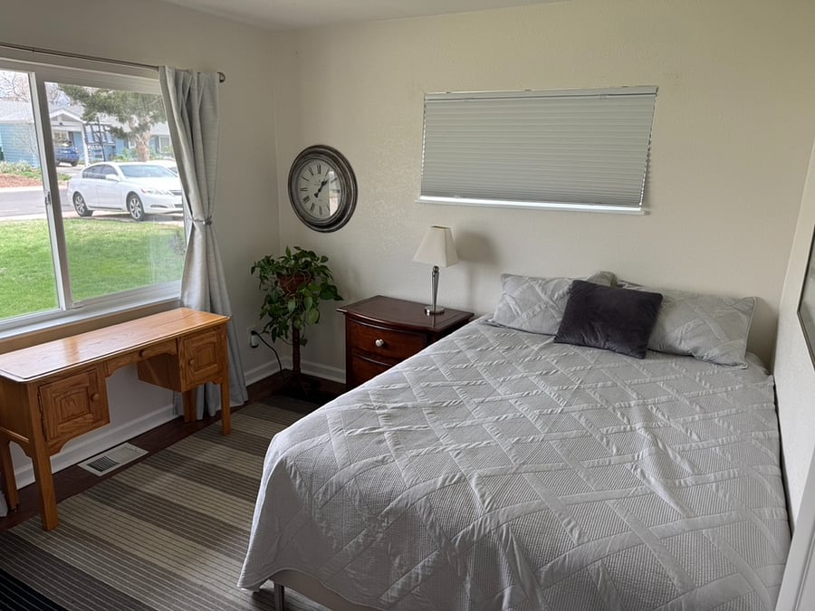Guest Room - Queen Bed