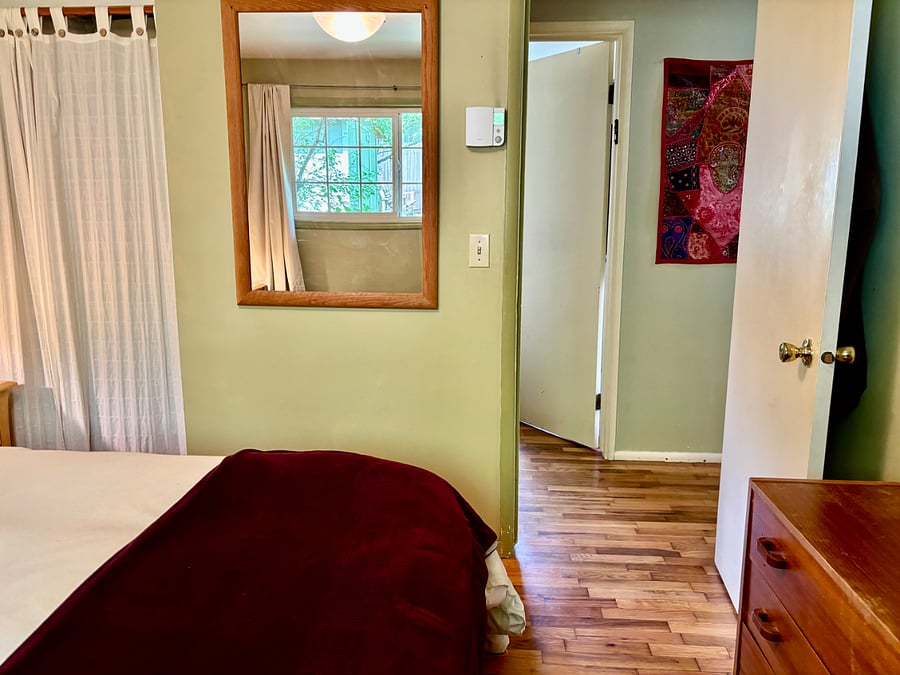 Main bedroom w/Queen bed