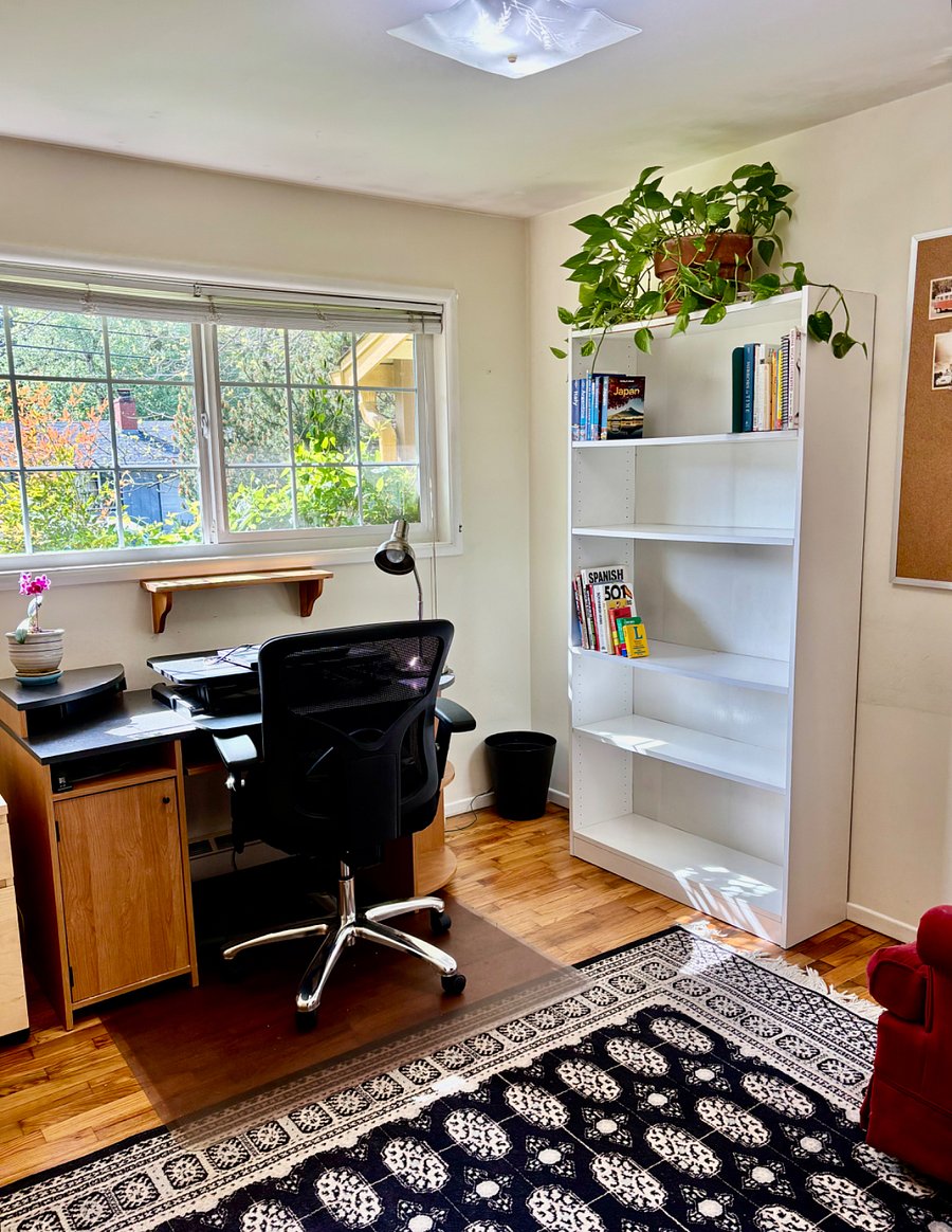Office/flexible room. Stand up desk.