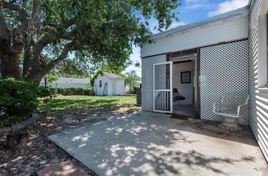 Screened Porch/Backyard