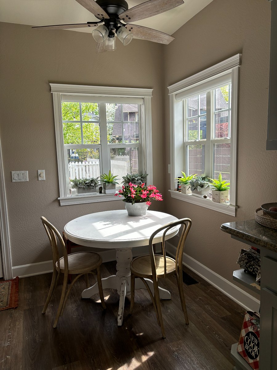 Kitchen dining area