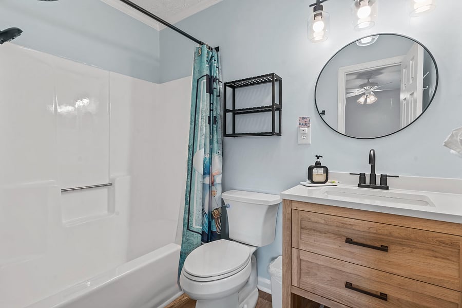 Queen 2nd Bedroom En Suite Full Bath 