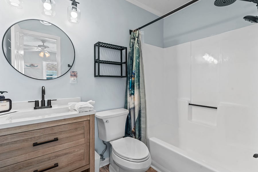 Queen Master En Suite Full Bath 