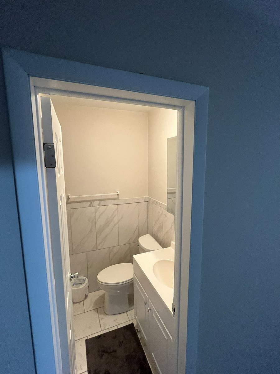  Hall Bath with Tub/Shower