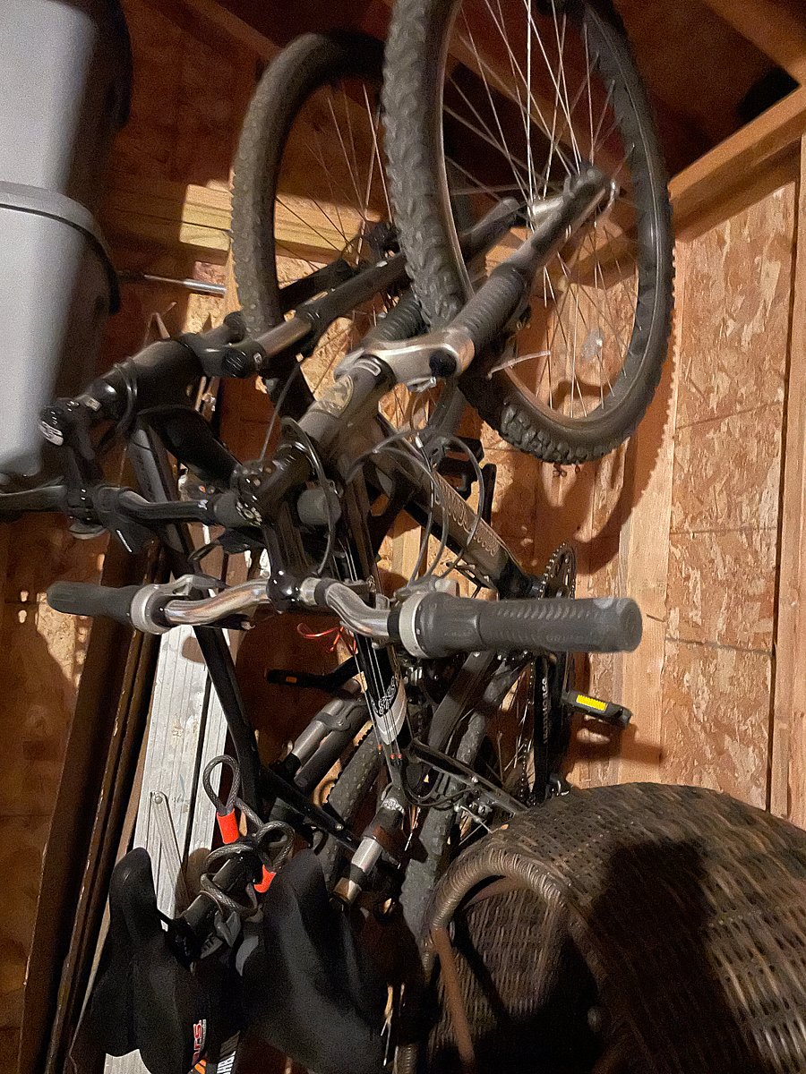 Bicycle available for use. Bike paths in park is 1 block away. Bike paths on lakefront is 5 minutes bike ride. 