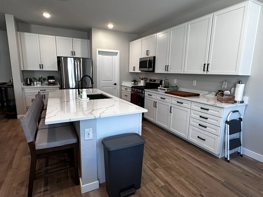 Chef's Kitchen with Island, walk-in-pantry behind closed door (microwave, gas stove and dishwasher)