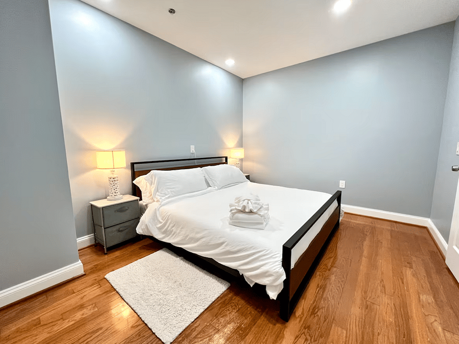 2nd Bedroom with king bed (no tv)