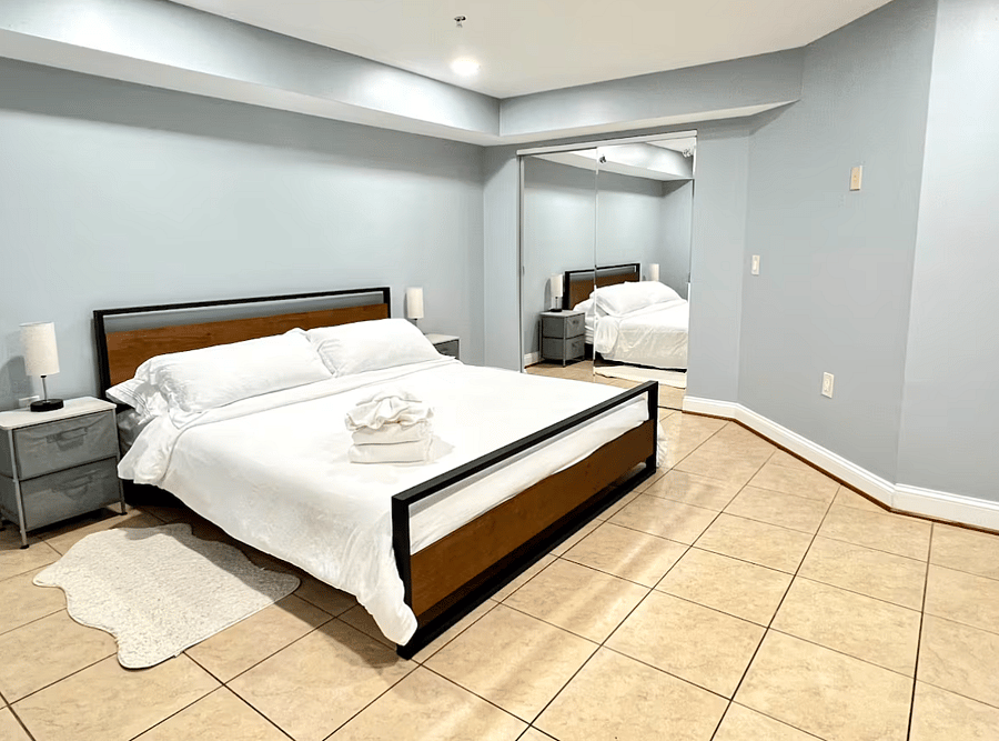 3rd bedroom with king bed (no tv)