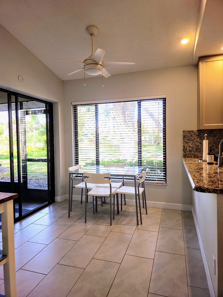 Breakfast nook area
