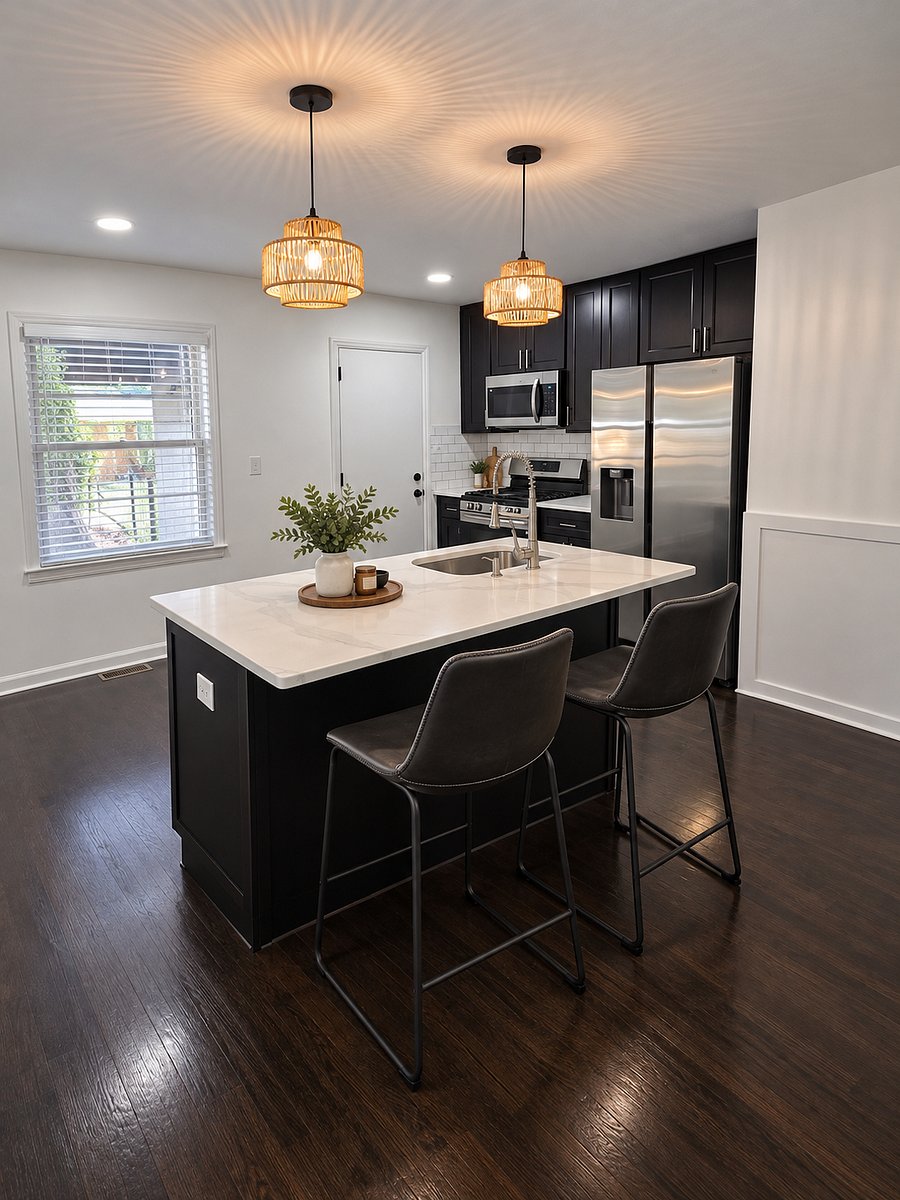 Full Kitchen
Island
Granite Top
Stainless Steel Appliances