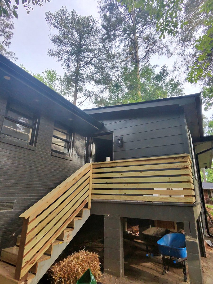 Deck area for 1bed 1 bath In-law Suite overlooking the backyard.
