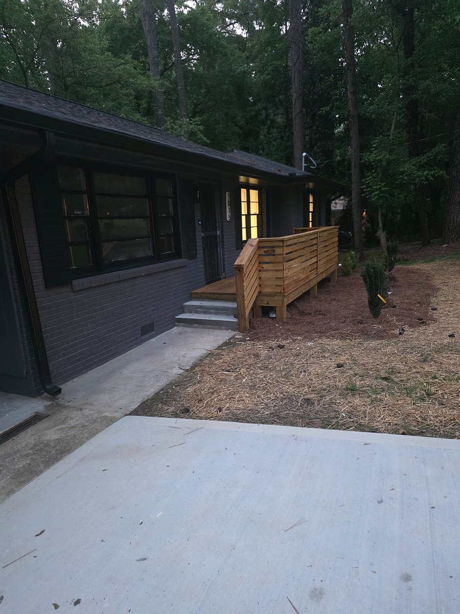 Front entrance for 3bd / 1bath
2 small steps
