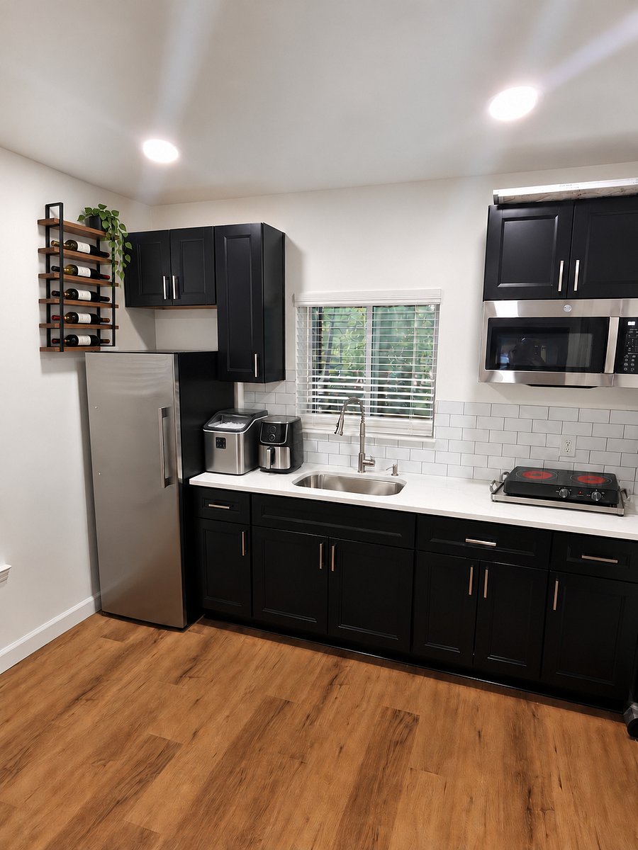 Inlaw Suite Kitchenette
Cook top
Air Fryer
Ice Maker
Sitting Area
Bistro Table