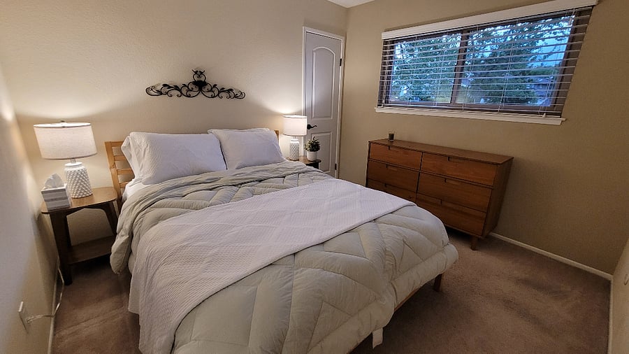 Upstairs 2nd Bedroom w/ Queen Bed
