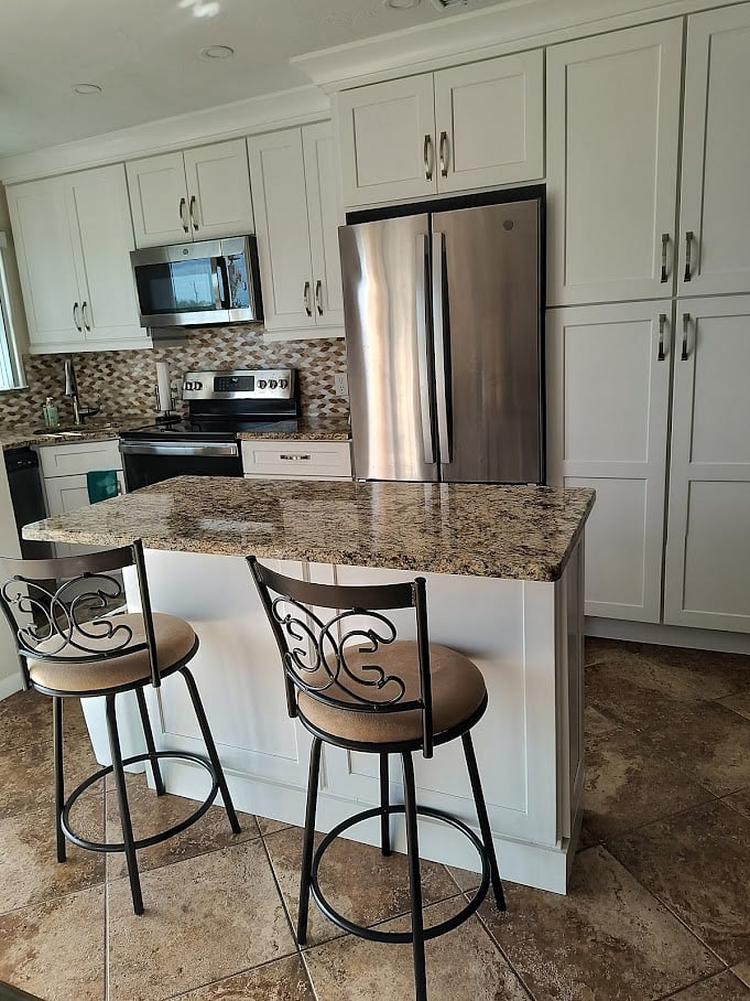 Great kitchen seating bar with large work area!