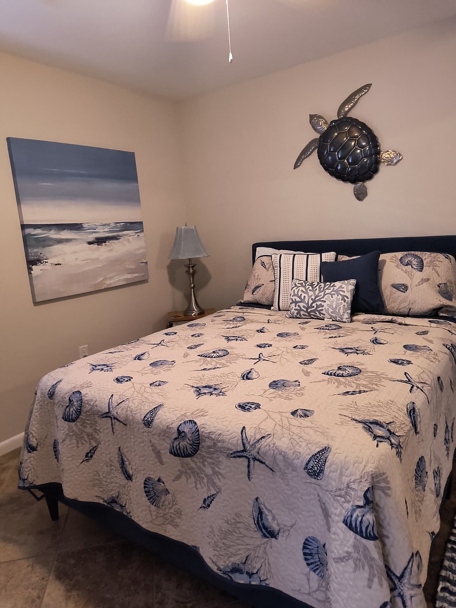 Guest room Queen size bed all linens!