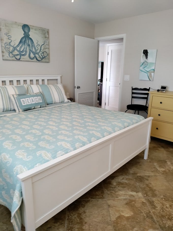 King size bed. All linens!