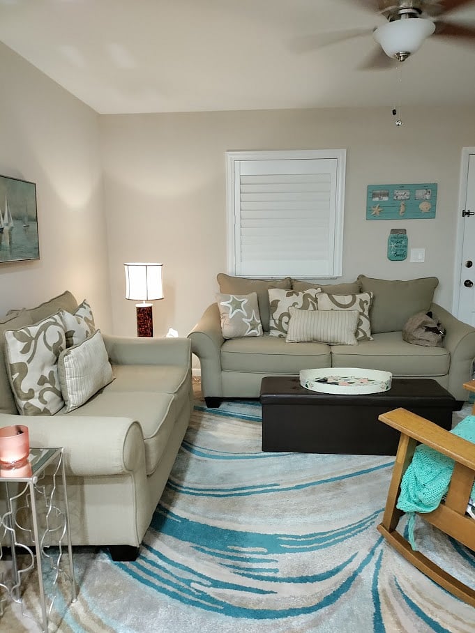 Cozy living room area with pull out full bed sofa!