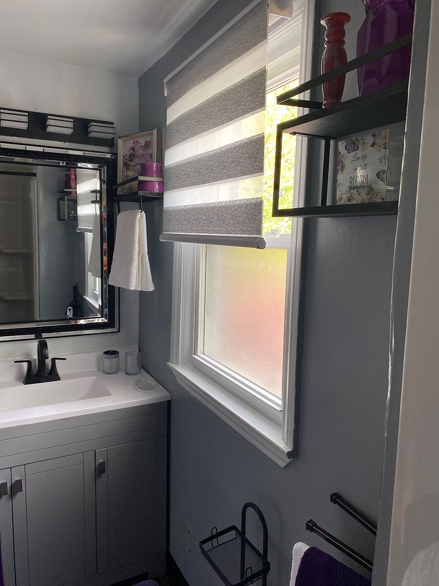 Full bathroom with large glam-mirror