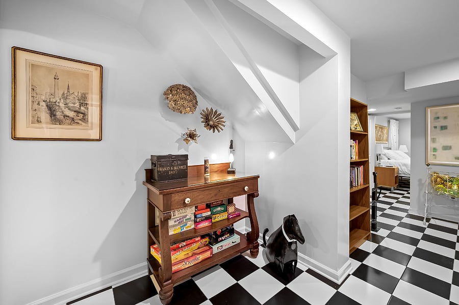 Hallway with bookcase - take a book!