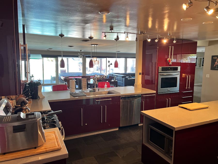 Large Gourmet Kitchen, All appliances, two ovens, large fridge, oversized island.