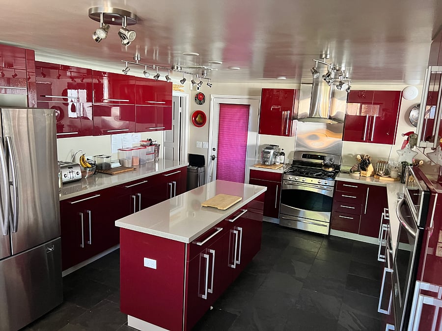 Large Gourmet Kitchen, All appliances, two ovens, large fridge, oversized island.