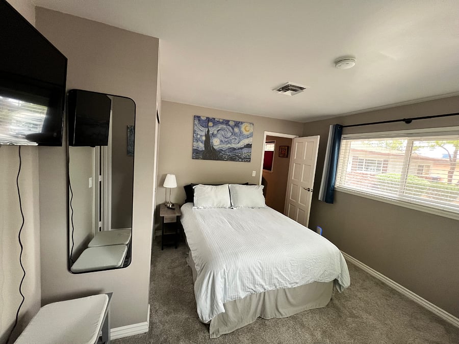 Private well lit room private attached bathroom. Queen Bed, Small Table, Desk and Mini-Fridge w/Freezer. 42" Smart TV