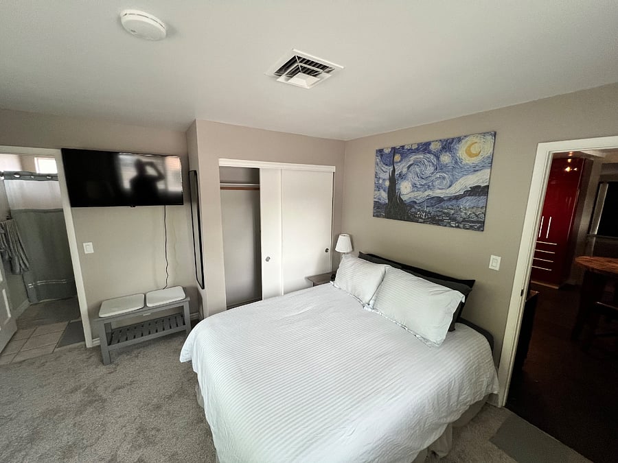 Private well lit room private attached bathroom. Queen Bed, Small Table, Desk and Mini-Fridge w/Freezer. 42" Smart TV