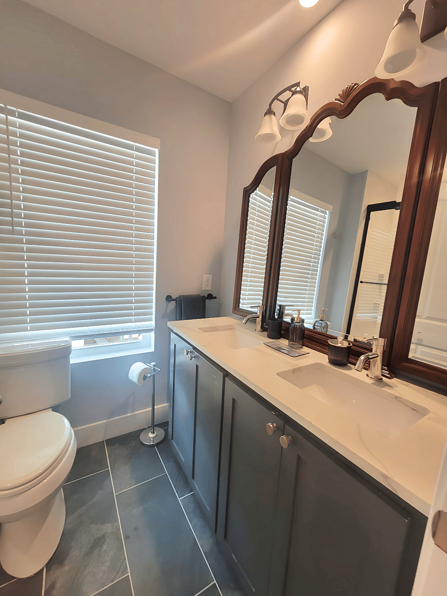 Full Bath Vanity/Toilet