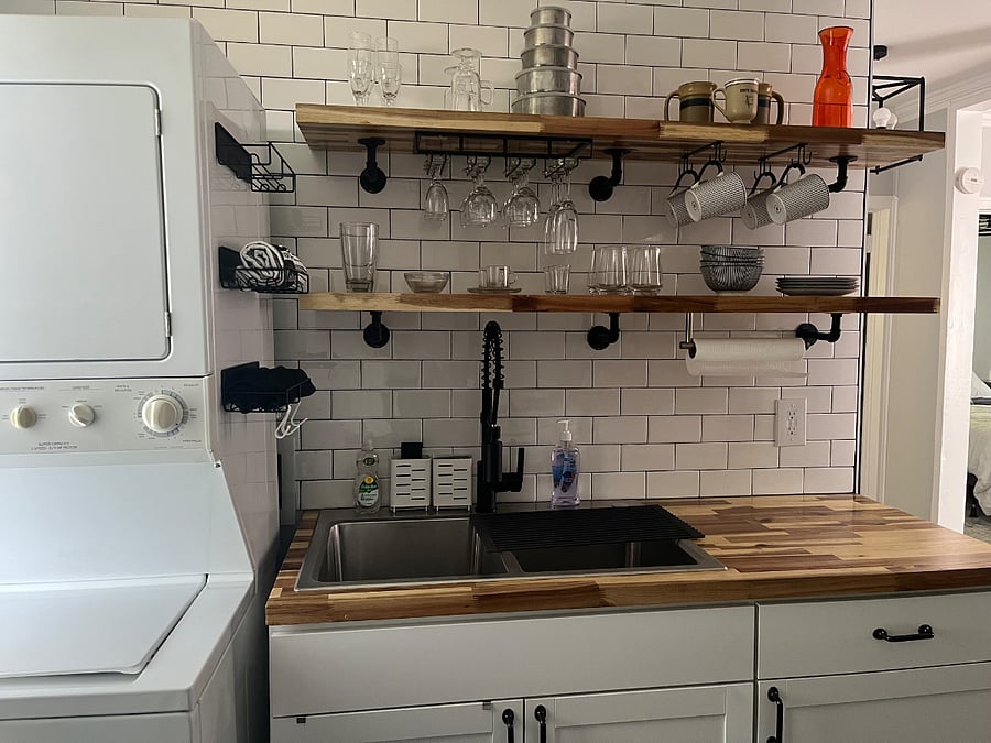 Cute and functional kitchen, in-unit laundry