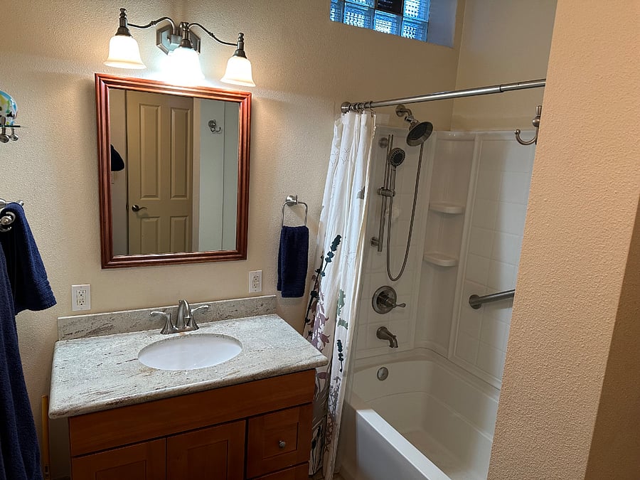 Bathroom/Shower/Tub