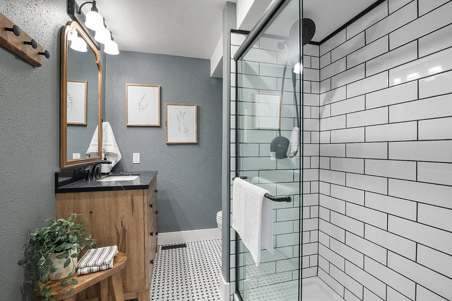 Enjoy this beautifully remodeled main-floor bathroom, featuring a full-size tiled shower. It is conveniently located between the Willamette Room and the living room for easy access.