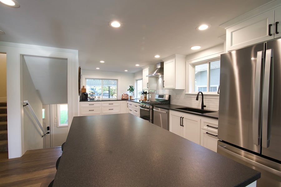 This large, fully stocked kitchen is perfect for family gatherings, a romantic meal, or a hearty breakfast before a day of adventuring. You will find everything you need, including a basic assortment of spices and olive oil.