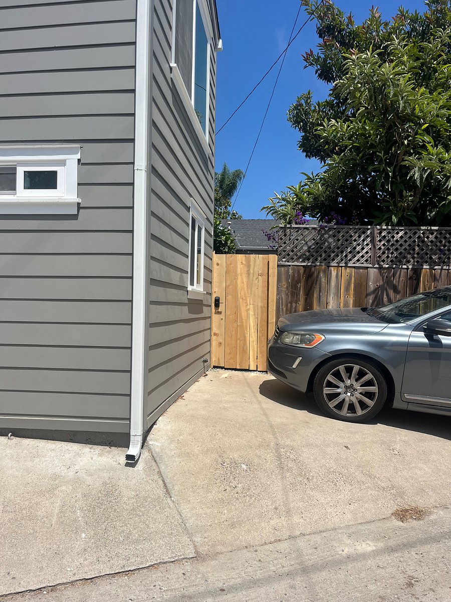 Space left for owners gate to alley