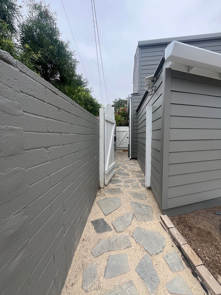 Path from alley to unit